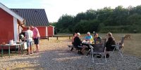 Aan de barbecue op Kloevergaardens Autocamper Parkering.