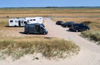 Eén van de vele parkeerplaatsjes voor het strand.