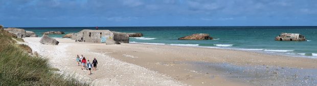 Dit strand ligt bezaaid met bunkers...