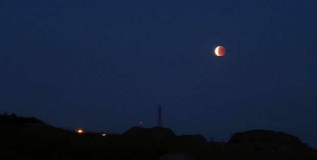 We zien de maansverduistering links van ons...