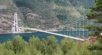 De Hardangerbrug over het Hardangerfjord.