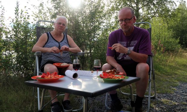 Buiten eten: een koude schotel met elk een halve haan.