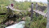 Hangbrug over een kleine maar wilde rivier!