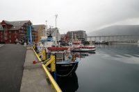 De havenkant waar ook het Polarmuseum is gevestigd. Op de achtergrond de brug naar het vasteland.