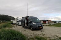 Aan zee. Achter ons de Nederlandse buurtjes, rechts het toiletgebouwtje.