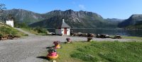 Een prachtige picknickplek in Fjordgard voor de luchpauze. Midden in de hut is een barbeque, het witte huisje links is een toilet.
