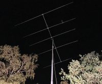 De enorme 5 elements antenne, 25m hoog, bij avond...