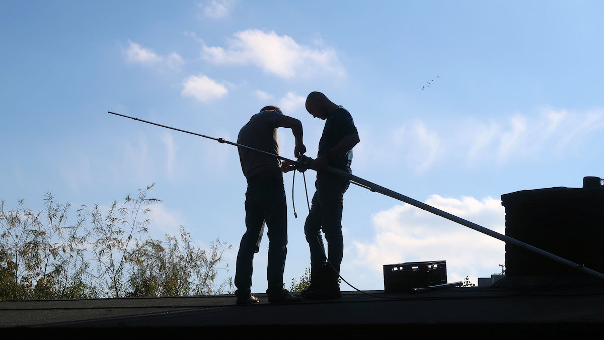 De dipool voor 40m wordt klaargemaakt.