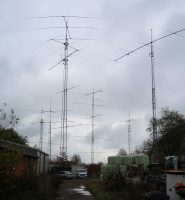 De 24 antennes in 6 masten van LX7I, 3,5km bij ons vandaan.