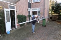 Buurman Herman assisteert en bouwde mee aan de mast.