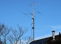 De nieuwe mast, nu voorzien van de grote 3 elements richtantenne (ook wel beam of yagi genoemd) voor de 10meter-band. 