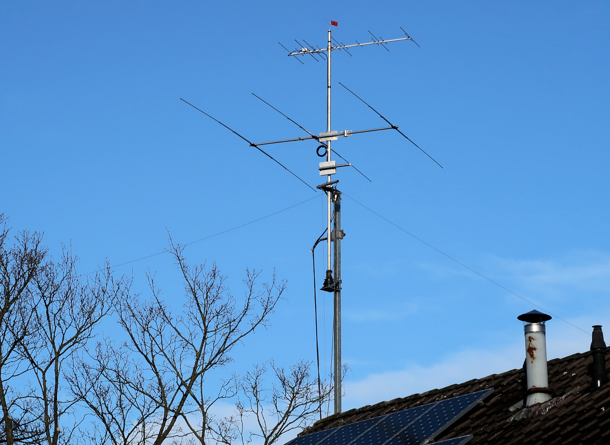 De nieuwe mast, nu voorzien van de grote 3 elements antenne voor de 10meter-band.