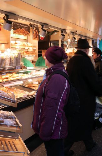 Bij een broodkraam op de markt.