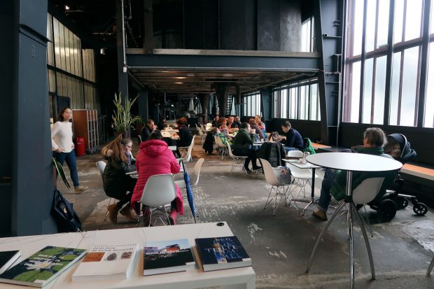 Het café bij het bezoekerscentrum/museum, hoog in het gebouw.