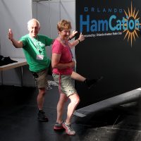 Dick en Jenny, jolig bij de opbouw van de Hamcation-stand op de Hamradio in Friedrichshafen.