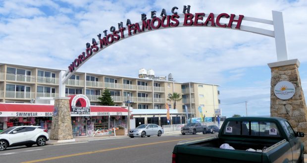 De toegang tot het strand met de naam Daytona Beach.