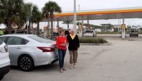 Even een korte pauze langs de snelweg. Tankstations liggen in het midden, tussen de verkeersbanen in. Zo heb je maar één tankstation/restaurant etc. nodig!