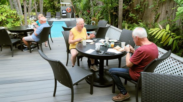 Ontbijtbuffet in de open lucht, bij het zwembad!