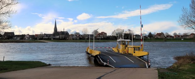 De veerboot over de Maas bij Lith.