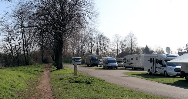 Het wandelpad. Links, buiten beeld, het riviertje. Rechts de camperplaats.