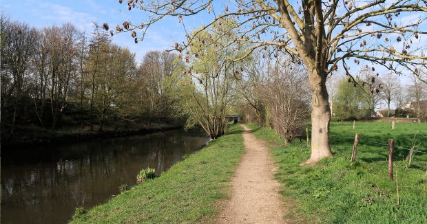 De weg terug, langs de andere kant van de rivier.