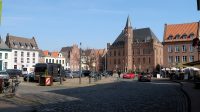 Parkeren op de Marktplatz, midden in het oude stadje Kalkar.