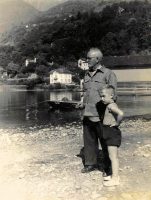 Met opa Jan Melle de Vries op het strand van het Lago Maggiore.