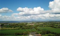 Een blik vanuit de drone over het Zwarte Meer. In de verte trekken buien voorbij.