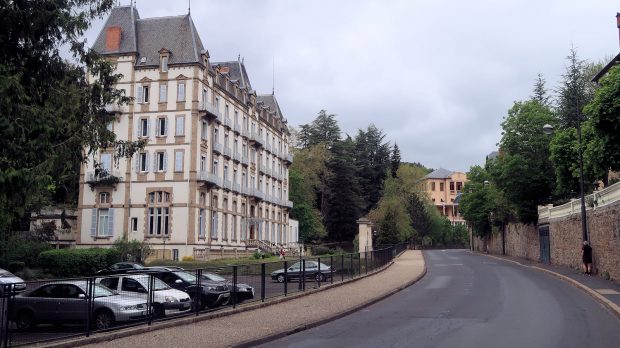 Het voormalige Hotel de Parc, nu appartementengebouw. Aan het eind van de straat het oude casino.