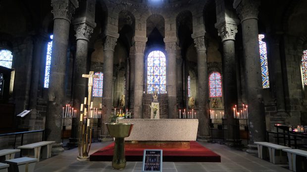 Het koor van de Basilique Notre Dame d'Orcival