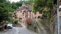 Conques: we wandelen vanaf de betaalde P-plaats het dorp in.