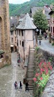 In Conques: veel hoogteverschillen.