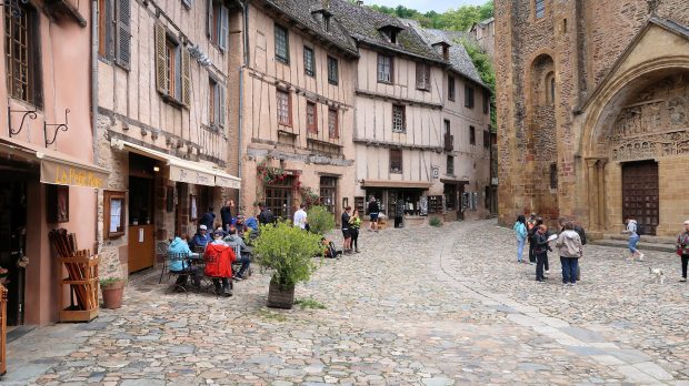 Conques: het plein voor de abdijkerk met het beroemde timpaan (boven de ingang).