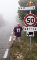 Onderweg naar Apt op de Col du Pointu (499m) is het met 14 graden koud en behoorlijk mistig!