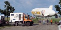 Deze ochtend is de tweede zeppelin uit de hangar gehaald. Links van Toni's Unimog staat onze camper.