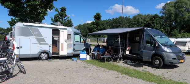 De achterblijvers. Ik heb de camper op de plek geparkeerd waar eerst Ton en Thea stonden.