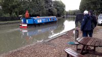 Aan het kanaal waar we nog een kop koffie drinken. Er passeert een zogenaamde "narrow boat".