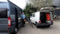 Aangekomen bij de reparateur in Hardenberg brengen we de meegebrachte spullen over naar de camper. Onze VW-bus blijft hier achter.