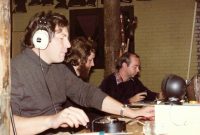 Eén van de weinige foto's uit 1980: links Douwe PA3ABT met de sleutel, rechts Rob PA2RGM. In het midden een nog jonge Aloys zonder machtiging!