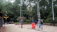 Het kantelen van de 24m hoge stalen mast: de antennes gaan er weer uit.