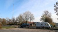 Er stond al een camper (de Hymer) op de kleine camperplaats van IJlst. De mast, met de 2m-antenne erop en de draad voor 80m hebben we opgezet op het Jeu-de-boules plaatsje. Uiterst rechts is nog net de ijsbaan te zien.