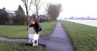 Een minibieb-geocache in Grouw, langs het Margrietkanaal.