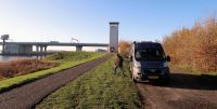 De eerste geocache vinden we bij de oude uitkijktoren. Op de achtergrond de nieuwe brug in de A50 naar Emmeloord.