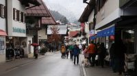 Drukte in de straten van Oberstdorf.