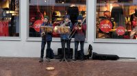 Stemmige kerstmuziek op straat.