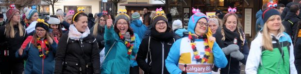 Supporters op weg naar de wedstrijd.