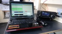 Laptop met FT8-programma, rechts de IC-7300 zendontvanger.