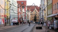 De beroemde Reichstrasse met aan het eind het Rathaus.