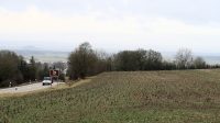 Vanaf de puinranden kijken we uit over de kratervlakte (in de verte, achter de bomen).