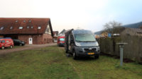 De camperplaats bij Gasthaus Zur Bretzel in Grossheubach.